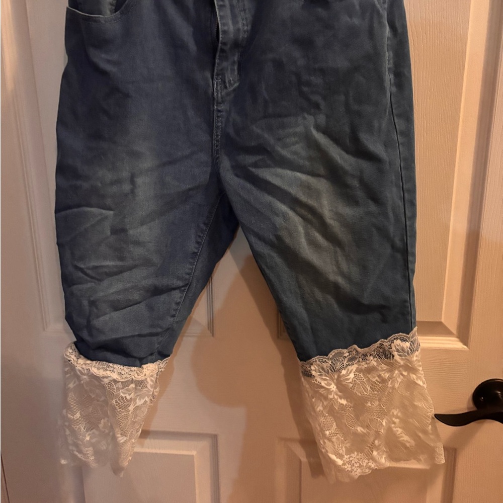 SHEIN Blue Cropped Jeans with Lace Hem